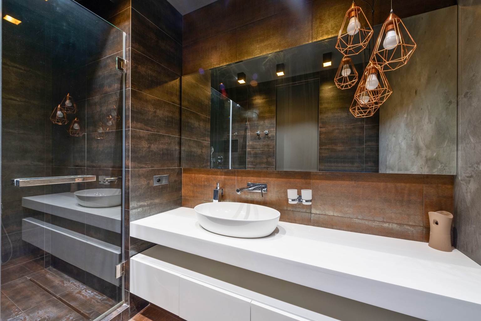 Bagno moderno con doccia e lavabo su misura