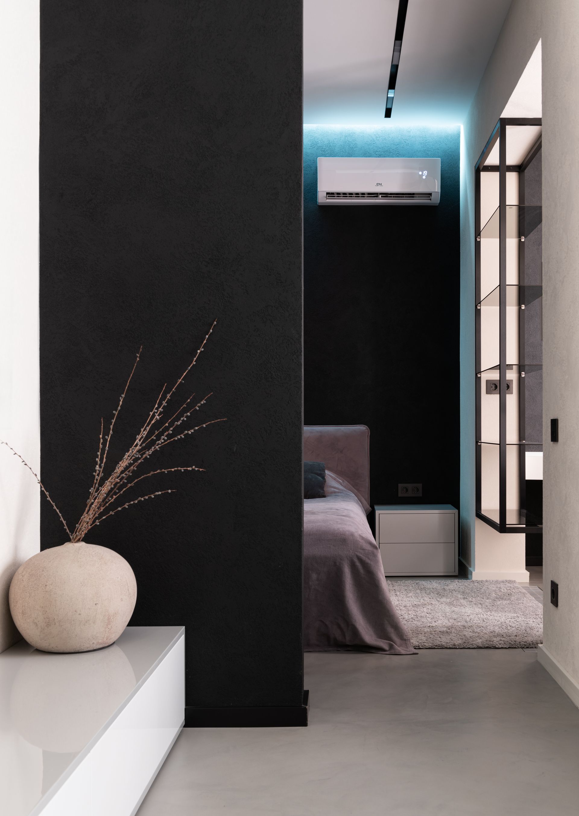 Interno contemporaneo con finiture scure e illuminazione integrata