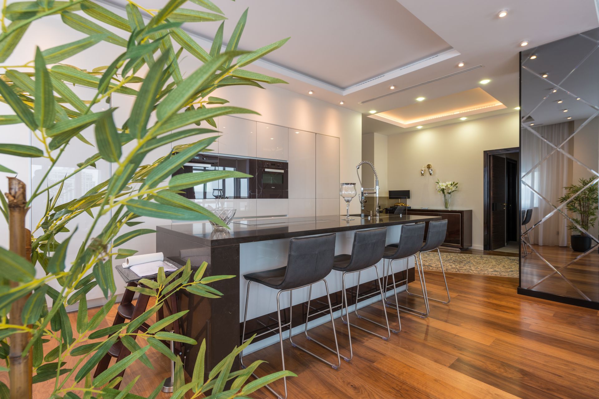 Cucina open space con isola centrale